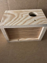 Cargar imagen en el visor de la galería, NIDO DE MADERA PARA PERIQUITOS LUJO
