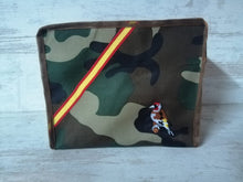 Cargar imagen en el visor de la galería, FUNDA CAMUFLAJE JAULA C 2 CON JILGUERO Y BANDERA ESPAÑOLA SILVESTRISMO
